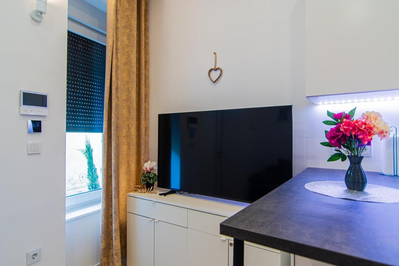 Flexible Selfcheckins 61 & 62 - - New - Center Apartment *