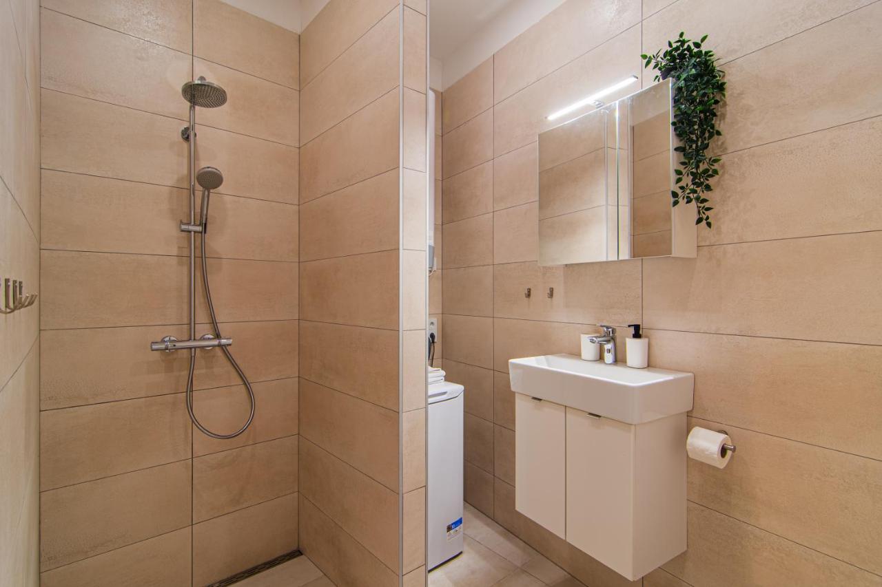Apartment Flexible Selfcheckins 61 & 62 - - New - Center
