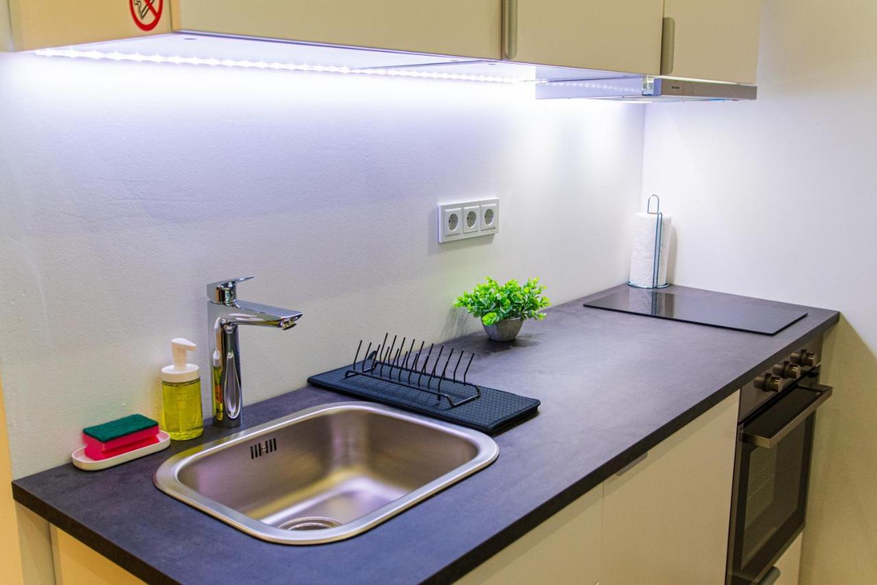 Flexible Selfcheckins 61 & 62 - - New - Center Apartment *